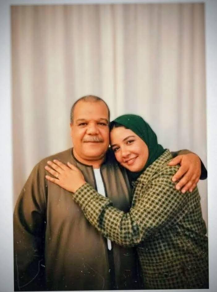 الفتاة بصحبة والدها 