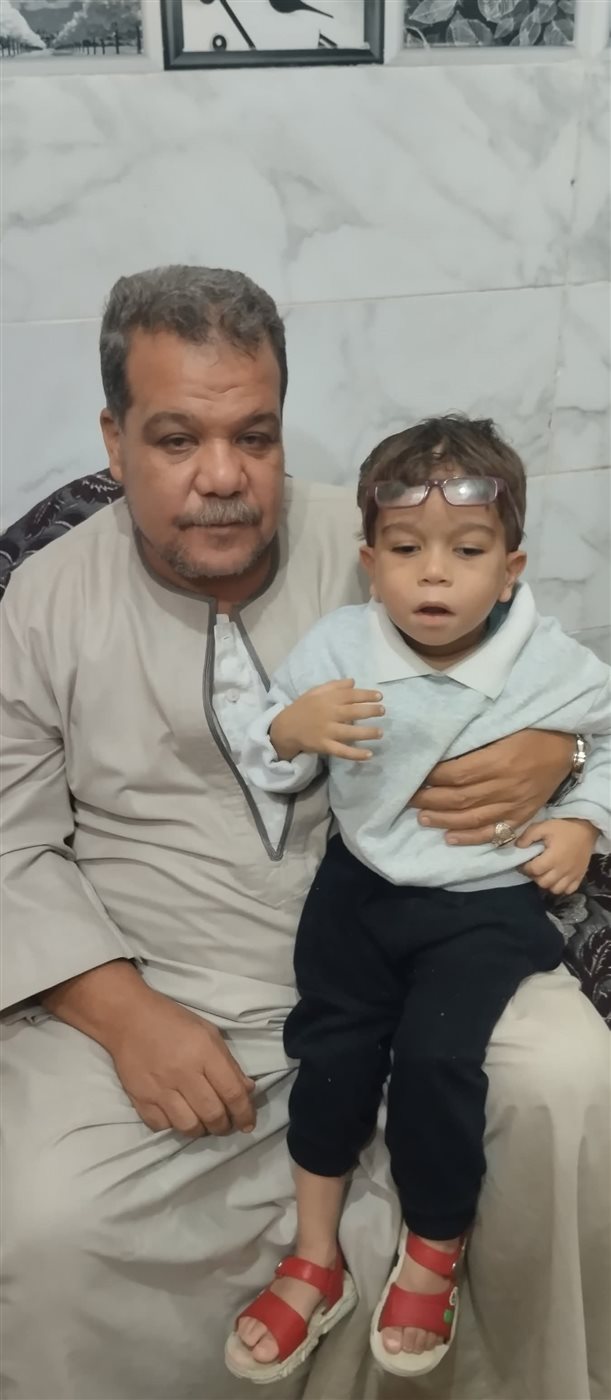 والد الفتاة و نجلها 