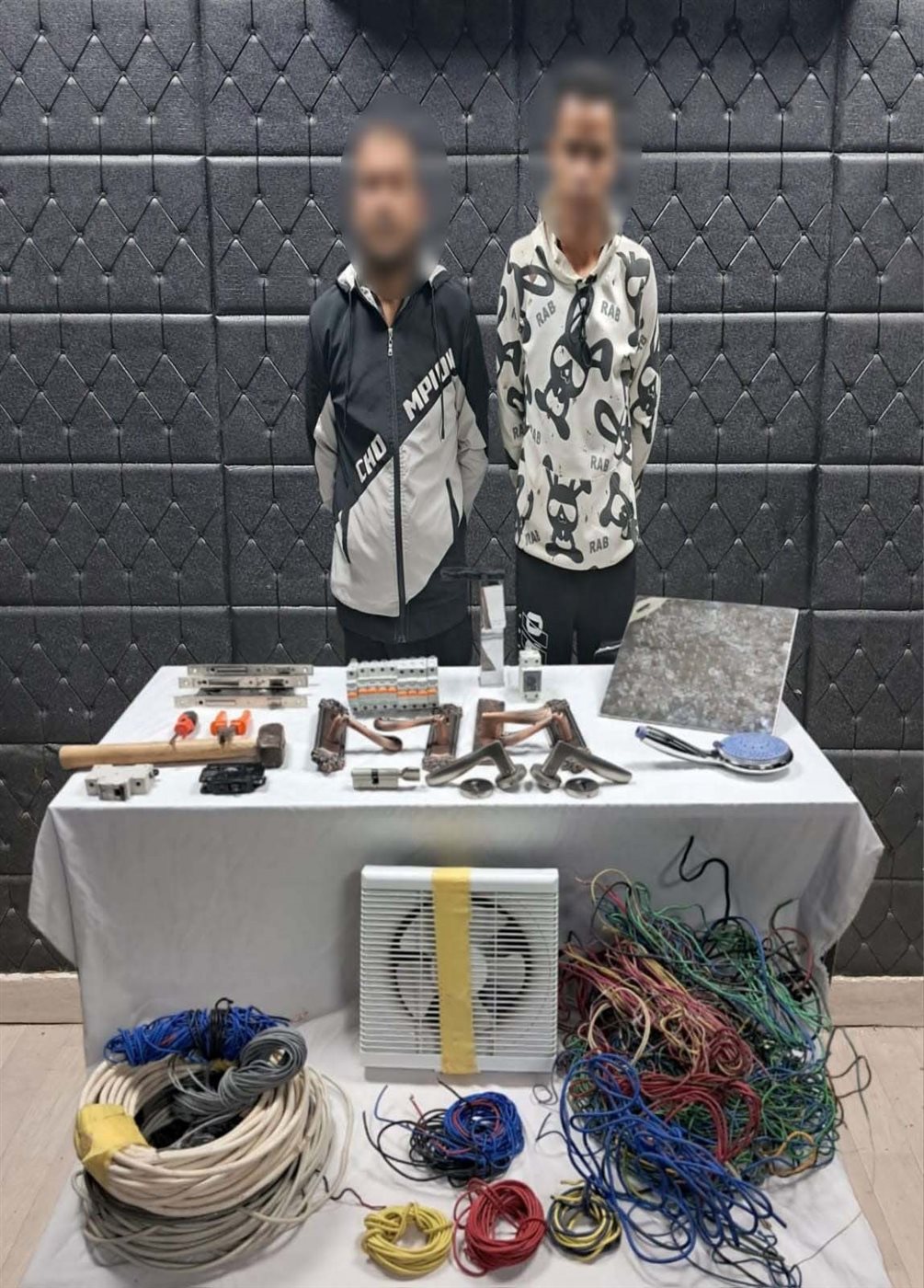 المتهمين و المسروقات