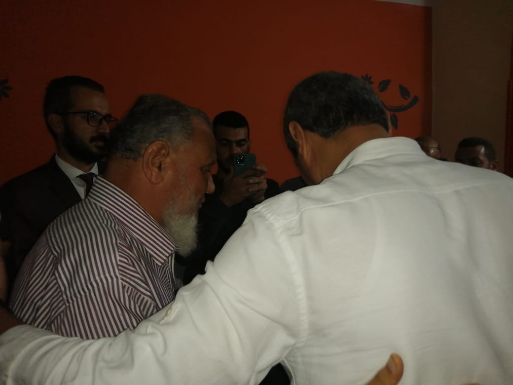 محافظ السويس يزور المسن