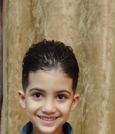 شقيقهما مصطفى بصحبة والدتهما