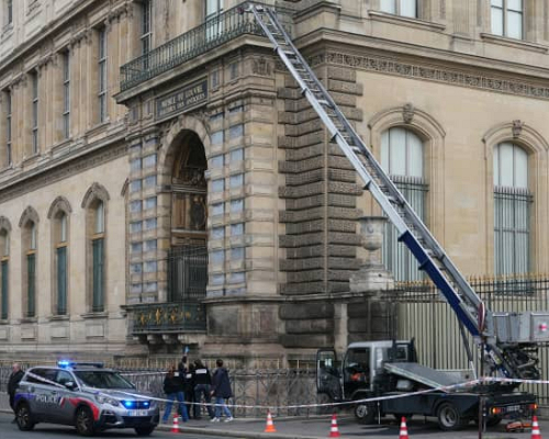 <strong>متحف اللوفر</strong>