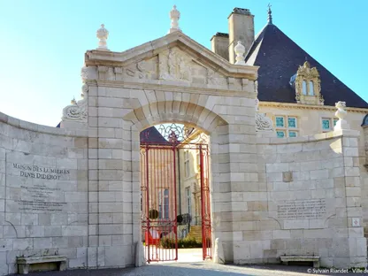 <strong>سرقة متحف دار التنوير</strong>