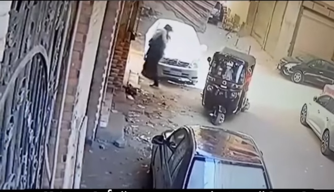 المتهم يحمل أحد الضحايا