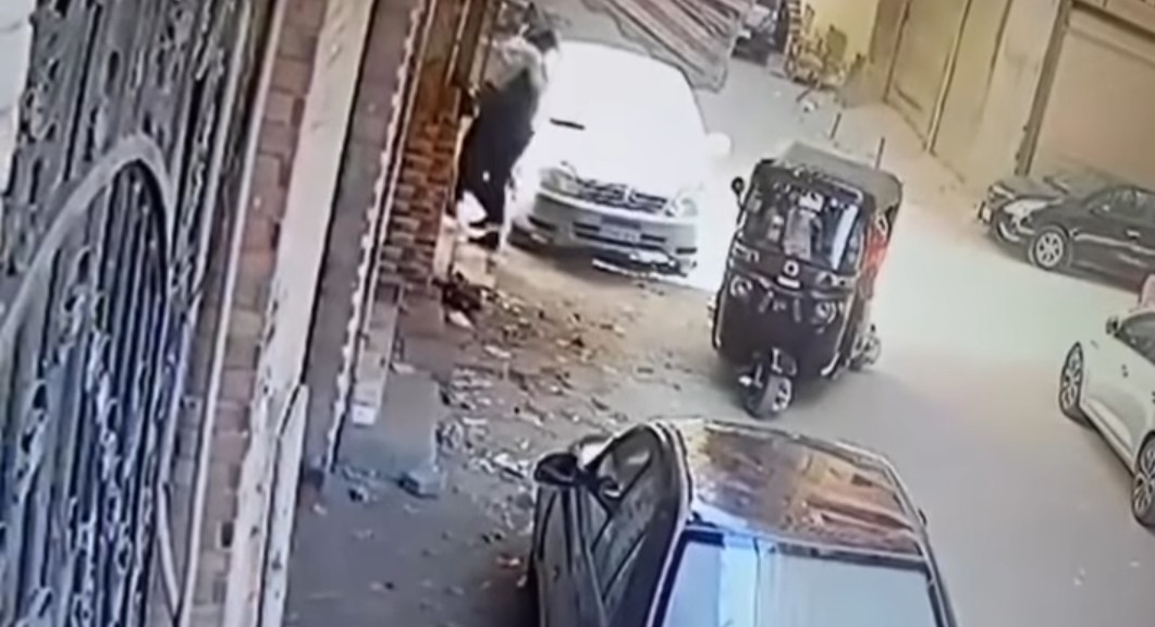 المتهم يدخل العقار حملا الطفلة