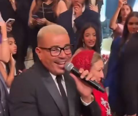 سيدة مسنة ترقص مع عمرو دياب