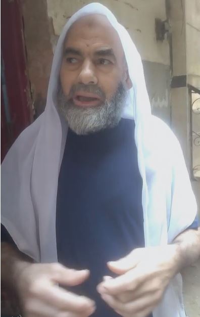 عم عاطف أحد جيران الأسرة