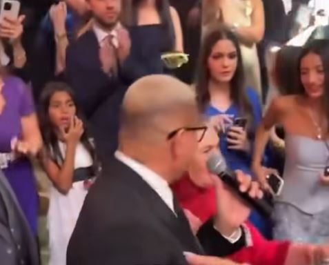 سيدة مسنة ترقص مع عمرو دياب وتقبل يده