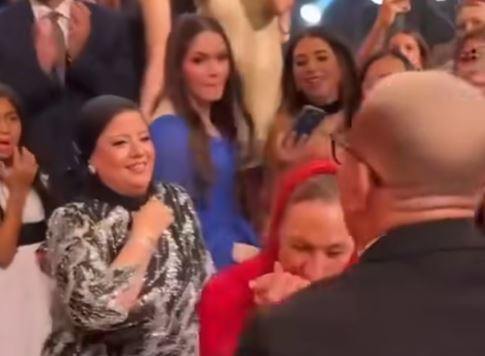 سيدة مسنة ترقص مع عمرو دياب وتقبل يده