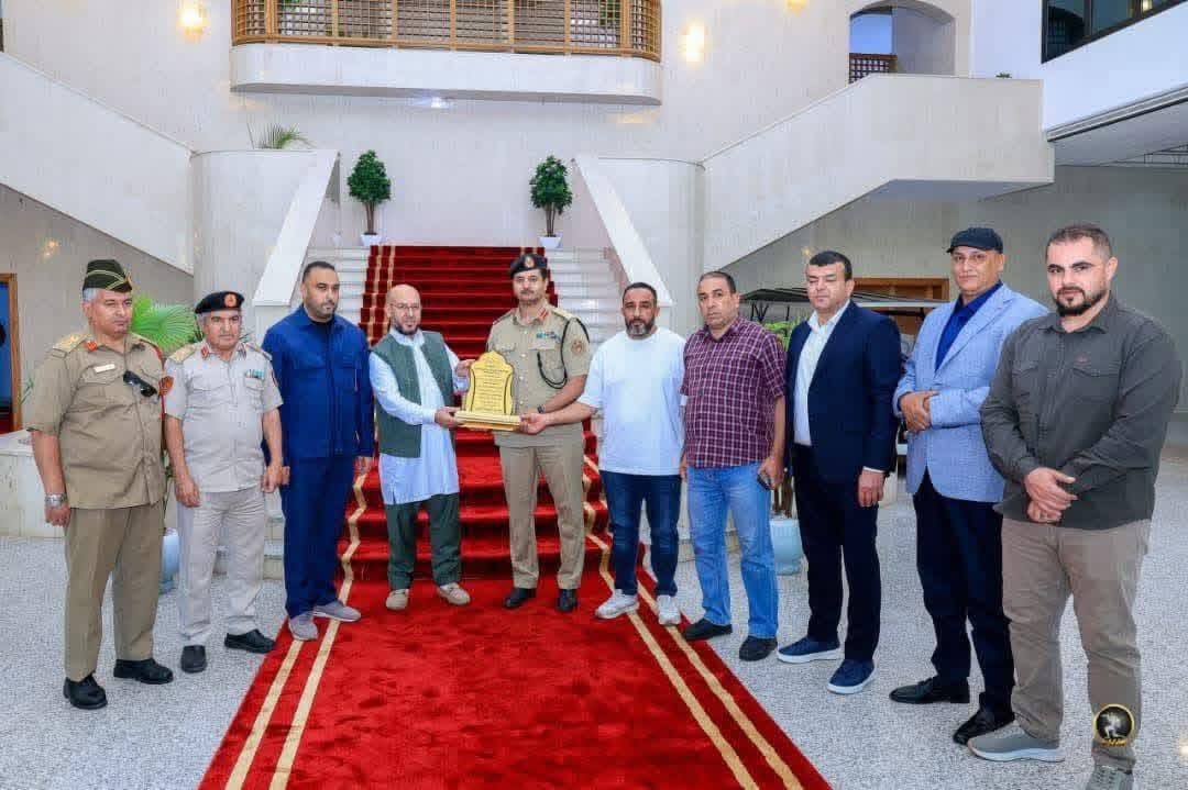 <strong>خالد حفتر يلتقي قيادات مصراتة</strong>