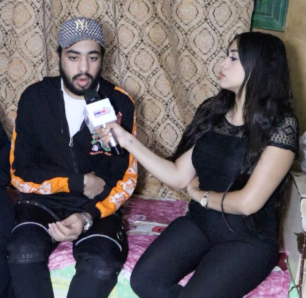 مذيعة نيوز رووم مع نجل الضحية 