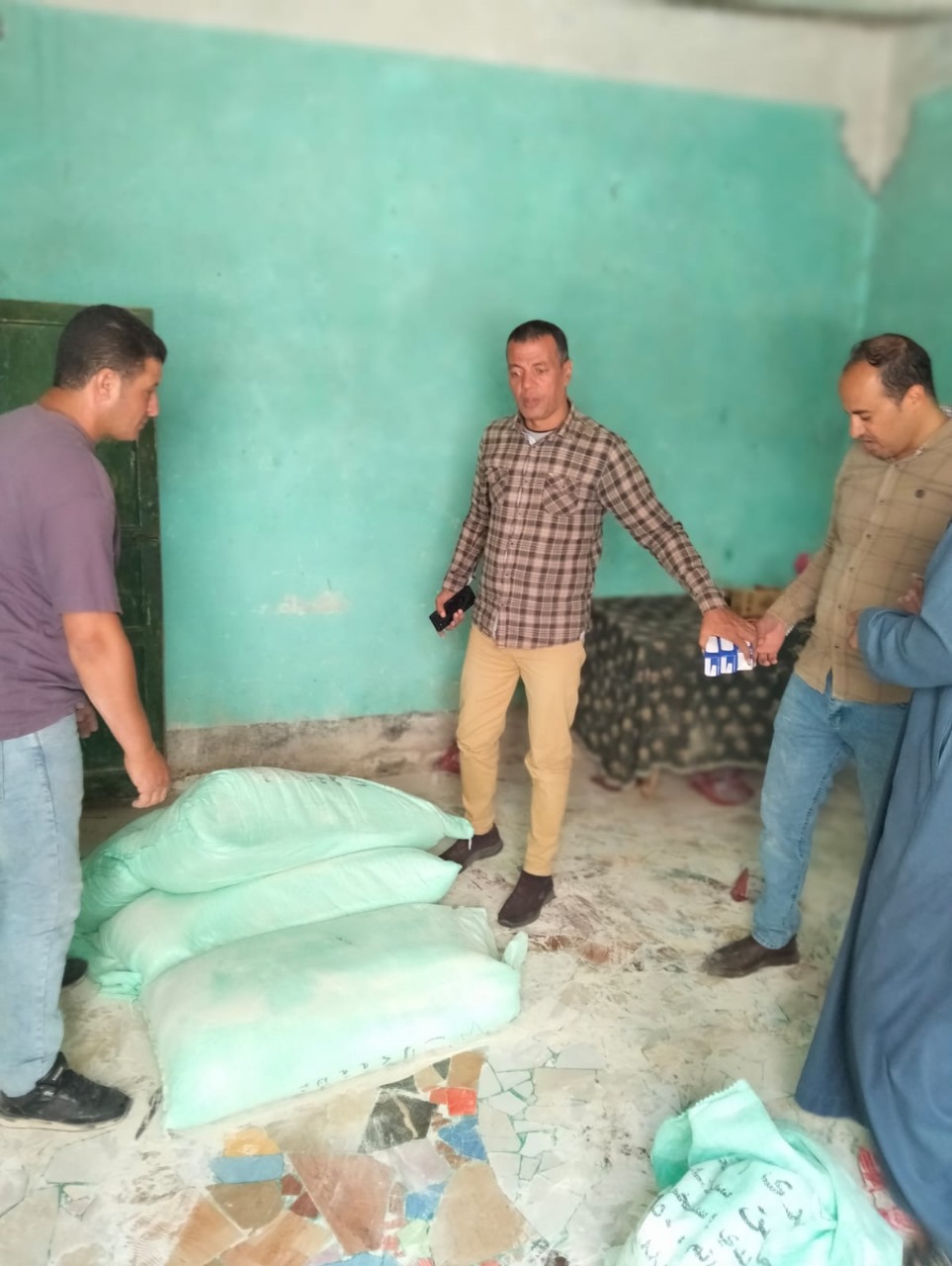 ضبط 101 علبة سجائر أزيد من السعر الرسمي وأسطوانات بوتاجاز بيع أزيد من السعر الرسمي<br> 