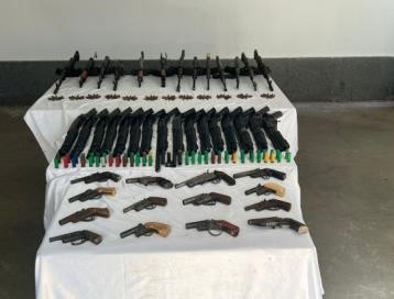 الأسلحة و المخدرات المضبوطة