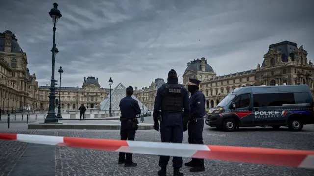 <strong>متحف اللوفر</strong>