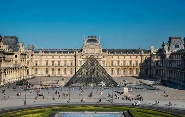 <strong>متحف اللوفر</strong>