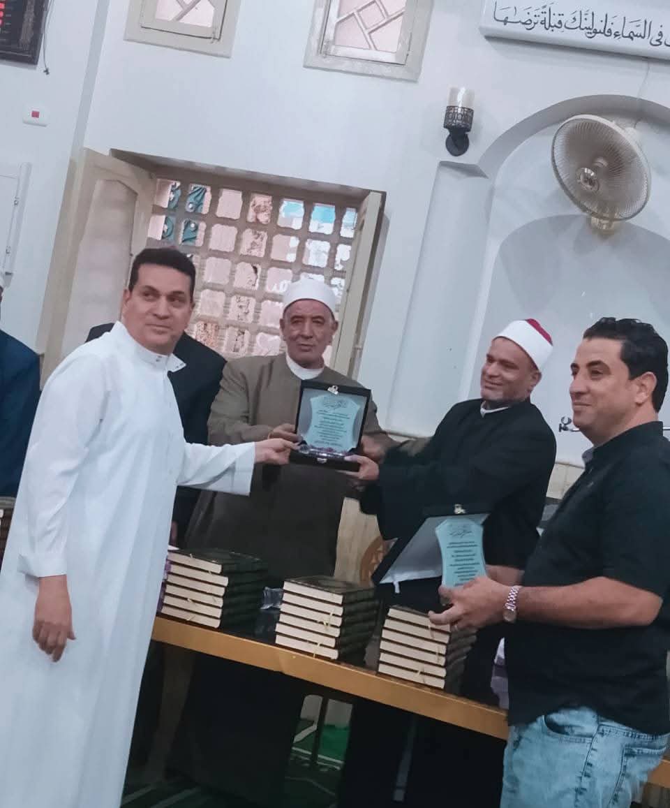 علماء الأوقاف بالفيوم يكرمون الشيخ سلامة عبد الرازق تقديرًا لإخلاصه في العمل<br>