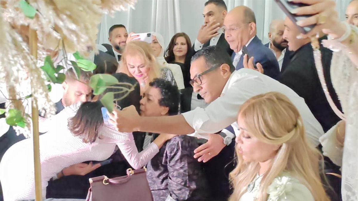 محمد منير في حفل زفاف ابنة الإعلامية عزة مصطفى 