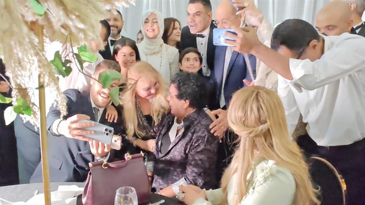محمد منير في حفل زفاف ابنة الإعلامية عزة مصطفى