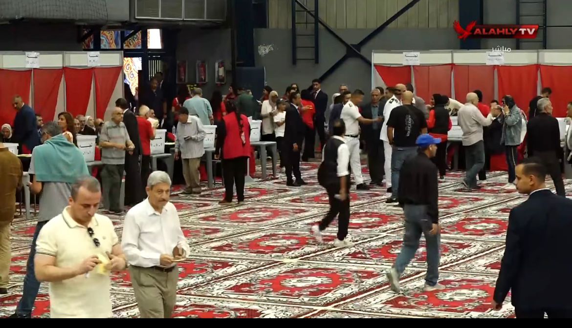 إحدى اللجان الانتخابية بفرع النادي الأهلي بالجزيرة