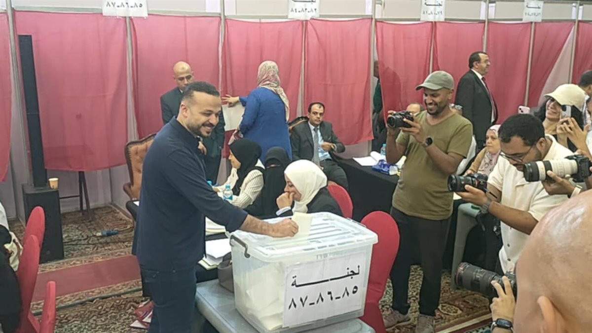 محمد الجارحي يدلو بصوته في انتخابات الأهلي
