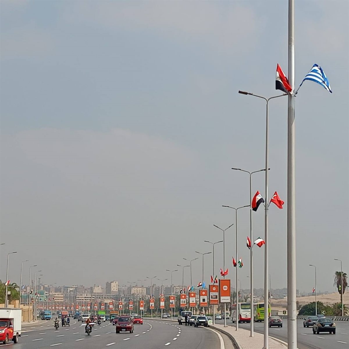 تعليق أعلام ولافتات ترحيبية بالضيوف على الطرق المؤدية للمتحف المصري الكبير