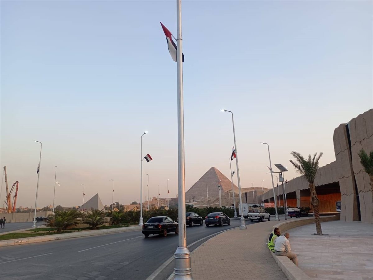 تعليق أعلام ولافتات ترحيبية بالضيوف على الطرق المؤدية للمتحف المصري الكبير