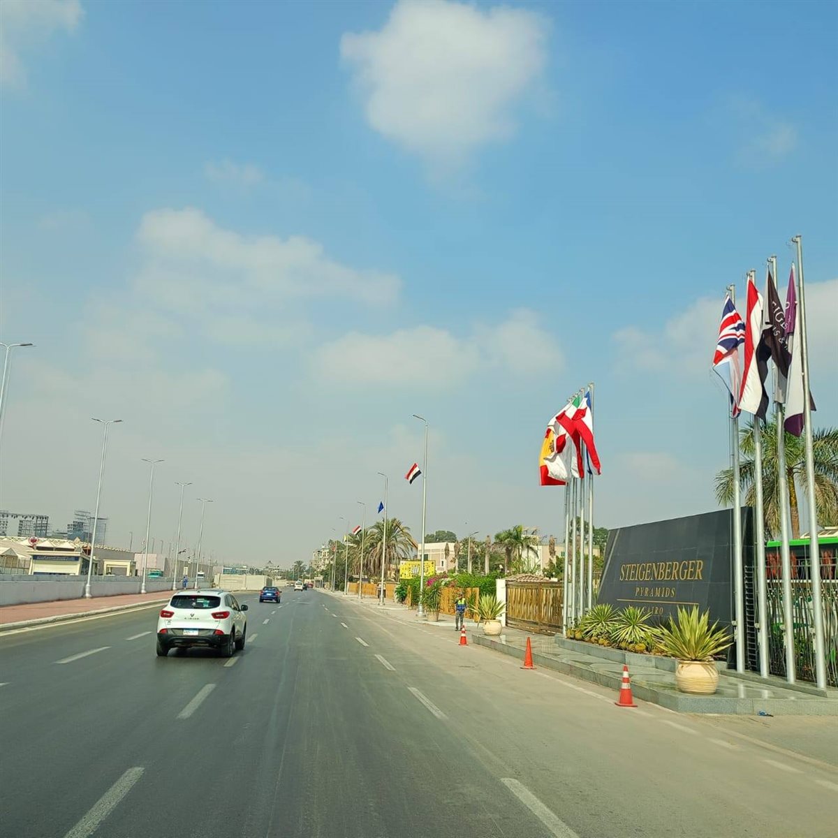 تعليق أعلام ولافتات ترحيبية بالضيوف على الطرق المؤدية للمتحف المصري الكبير