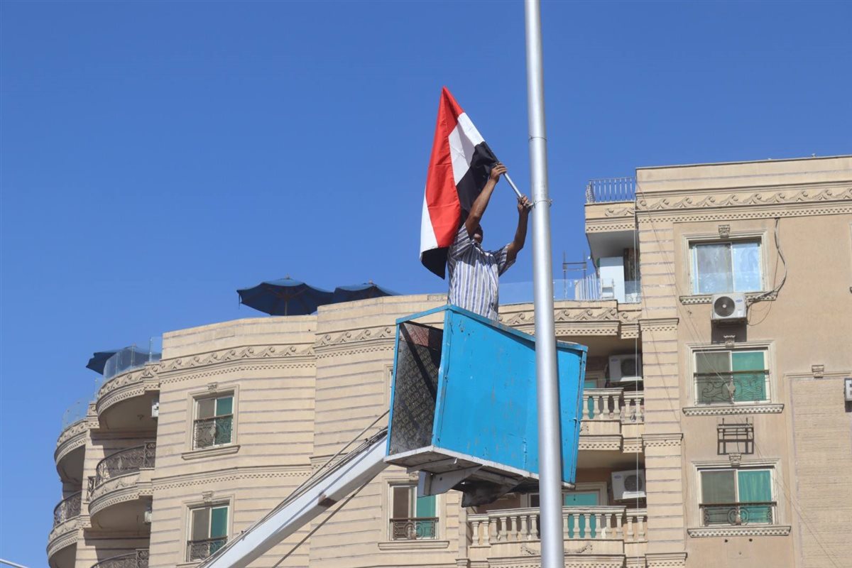تعليق أعلام ولافتات ترحيبية بالضيوف على الطرق المؤدية للمتحف المصري الكبير