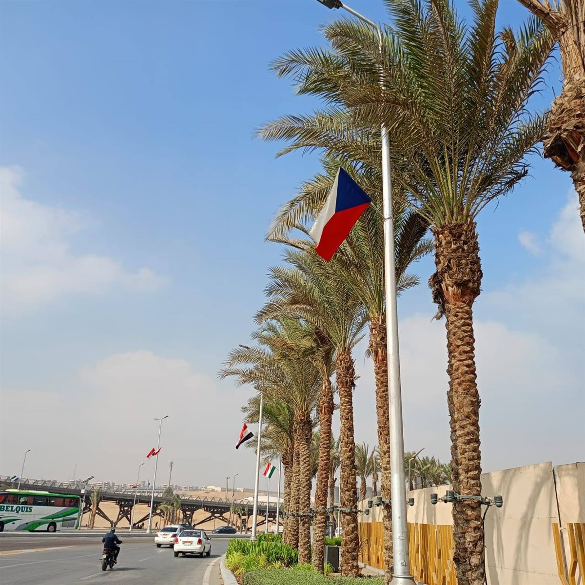 تعليق أعلام ولافتات ترحيبية بالضيوف على الطرق المؤدية للمتحف المصري الكبير