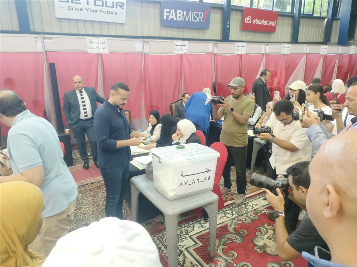 محمد الجارحي يدلو بصوته في انتخابات الأهلي