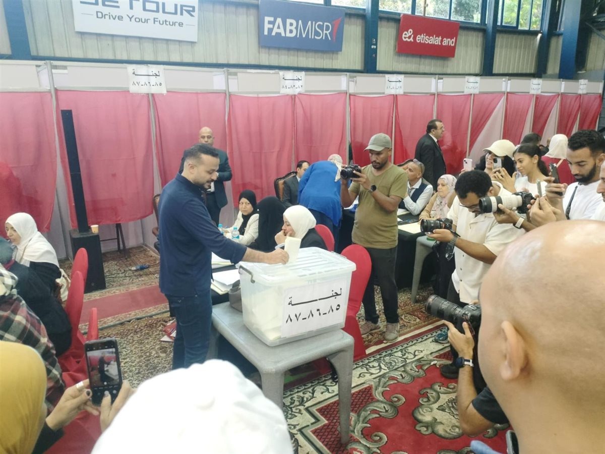 محمد الجارحي يدلو بصوته في انتخابات الأهلي
