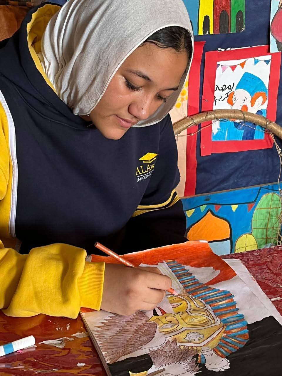 طالبات مدرسة الأوائل بالفيوم يبدعن في ورشة عمل الإحتفال بالمتحف الجديد