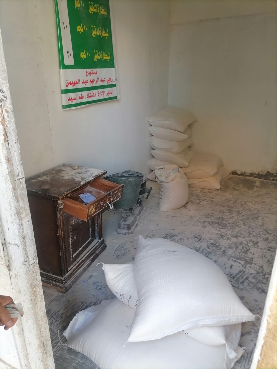 تموين الفيوم يضبط 675 لتر بنزين 80 لدي أحد تجار السوق السوداء <br> 