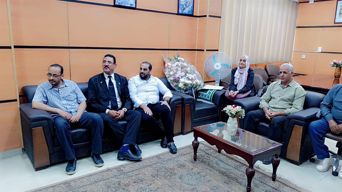 قبيصي يناقش مسئول التنمية المستدامة لتعزيز جهودها داخل المدارس وتحسين البيئة المدرسية