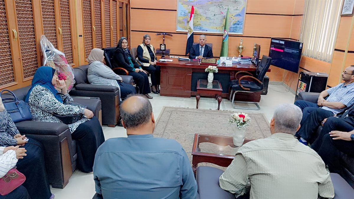 قبيصي يناقش مسئول التنمية المستدامة لتعزيز جهودها داخل المدارس وتحسين البيئة المدرسية