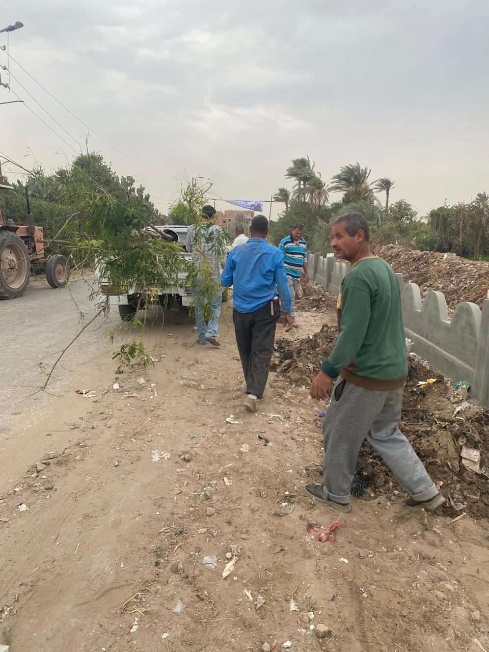 رئيس مركزابشواى تتابع أعمال غرس وزراعة الأشجار ضمن المبادرة الرئاسية 100 مليون شجرة