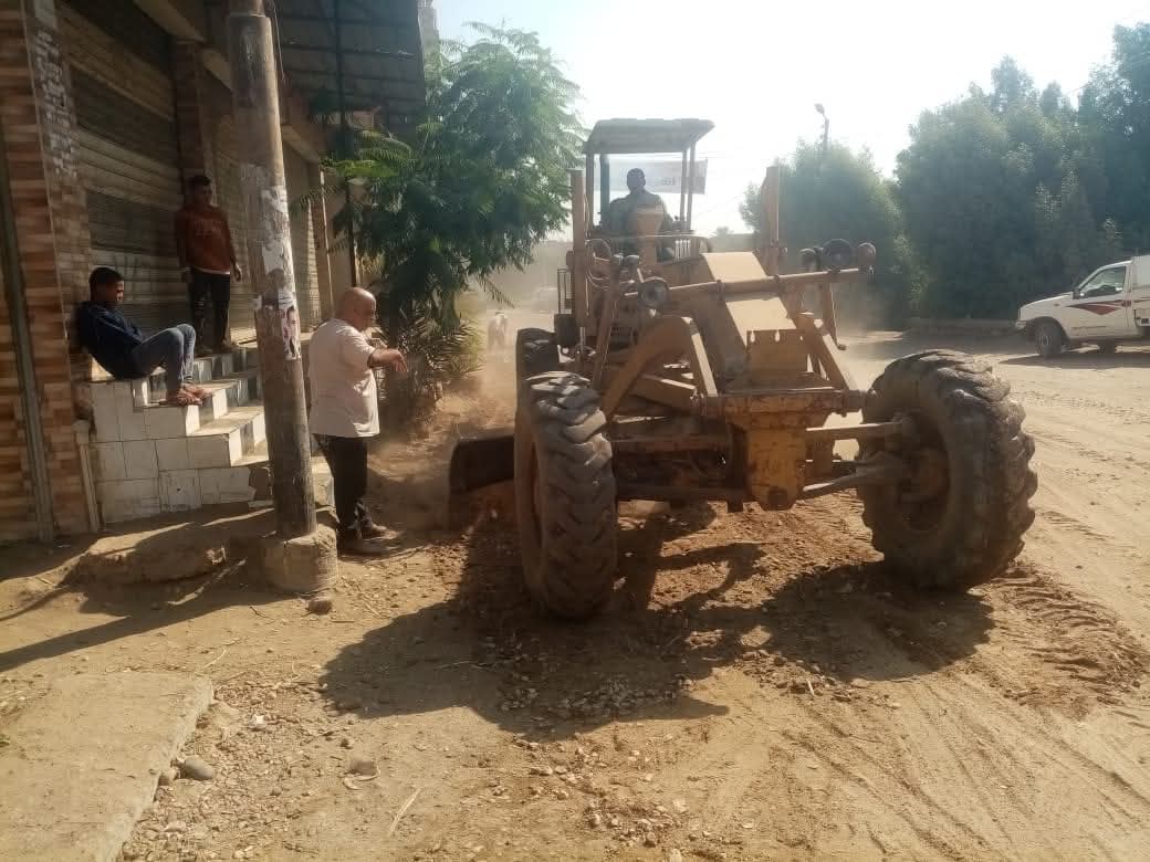 حملات مكبرة لتمهيد الطرق وصيانة الإنارة بالقرى وغرس أشجار بطريق بحيرة قارون ضمن مبادرة 100 مليون شجرة