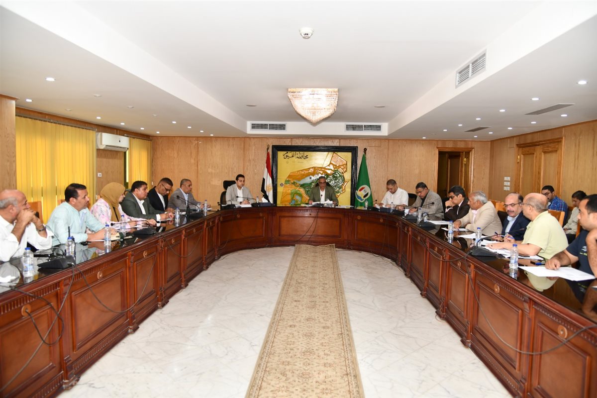 محافظ الفيوم يتابع معدلات الأداء بملفات التقنين والتصالح والمتغيرات المكانية