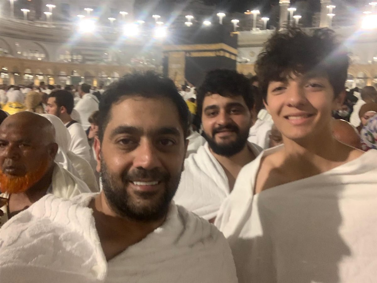 أحمد فلوكس يؤدي مناسك العمر مع نجله