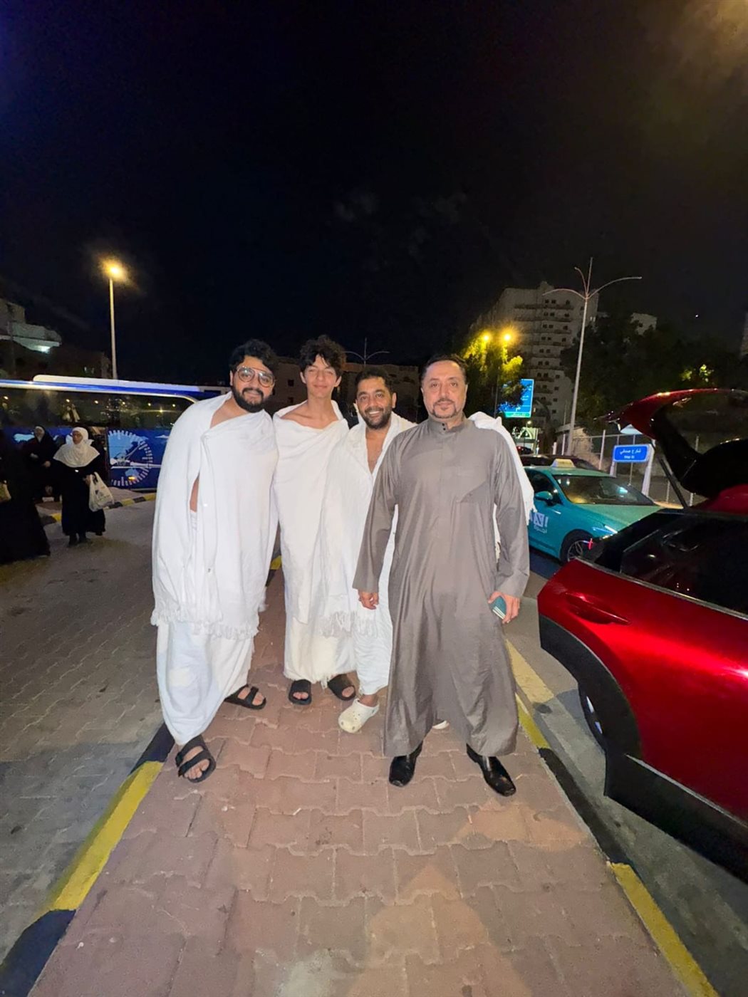 أحمد فلوكس يؤدي مناسك العمر مع نجله