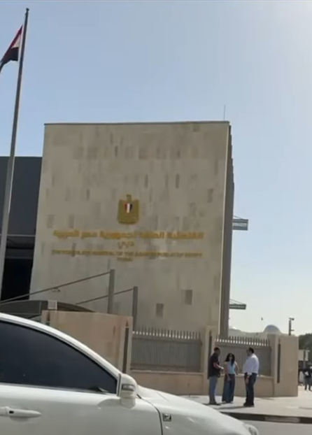 <strong>توافد المصريين بدبي للإدلاء بأصواتهم في انتخابات مجلس النواب بالخارج</strong>