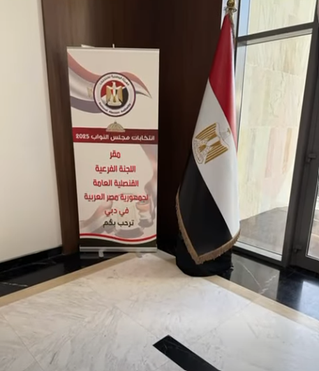 <strong>توافد المصريين بدبي للإدلاء بأصواتهم في انتخابات مجلس النواب بالخارج</strong>