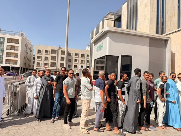 <strong>توافد المصريين بدبي للإدلاء بأصواتهم في انتخابات مجلس النواب بالخارج</strong>