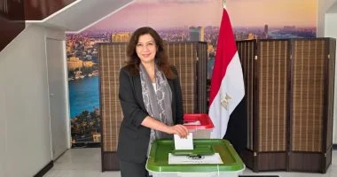 سفيرة مصر بالبحرين تدلي بصوتها في انتخابات مجلس النواب 