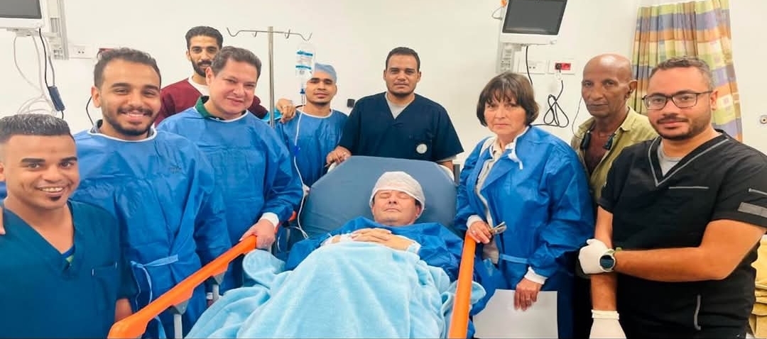 الطاقم الطبي مع الحالة