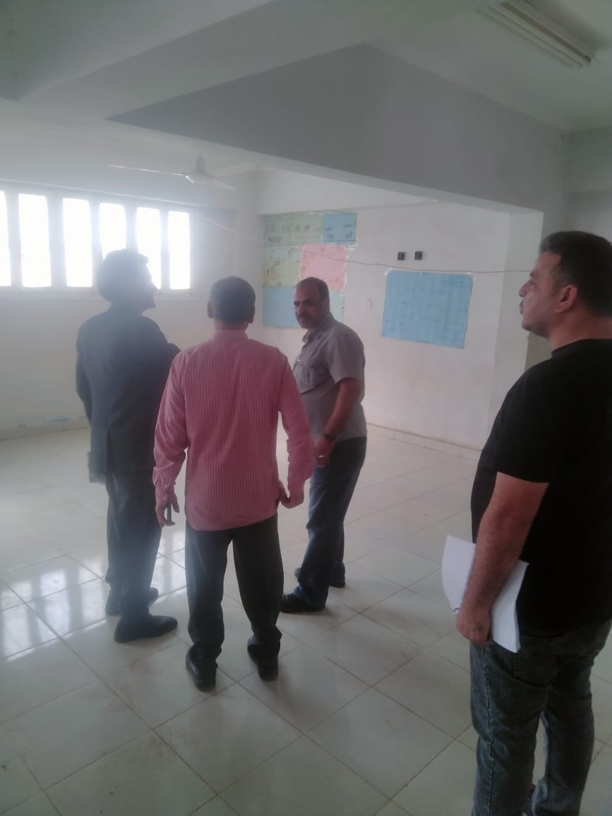 رئيس مركز سنورس يتابع أعمال تفقد وتجهيز مقار اللجان الانتخابية