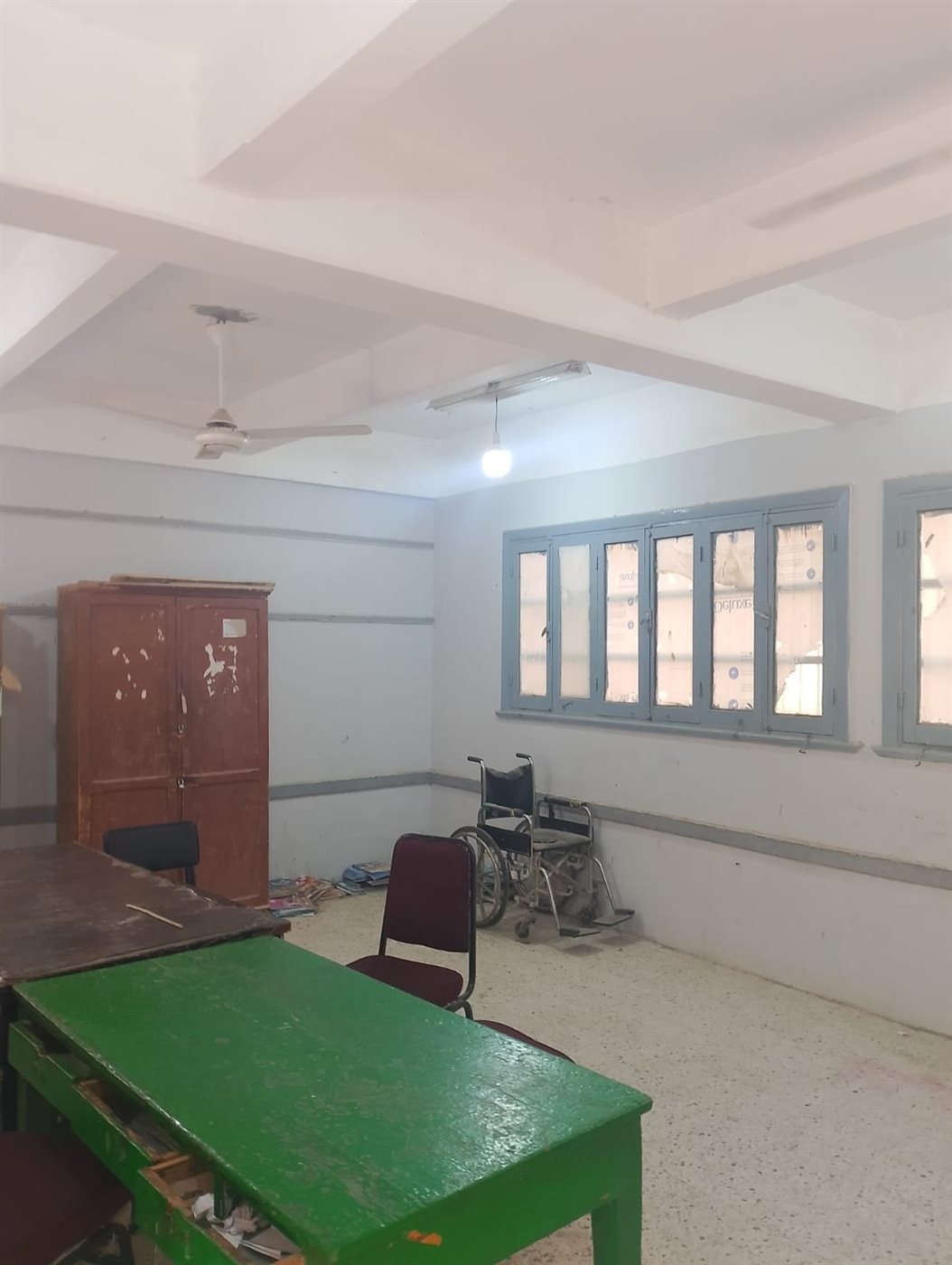 رئيس مركز سنورس يتابع أعمال تفقد وتجهيز مقار اللجان الانتخابية