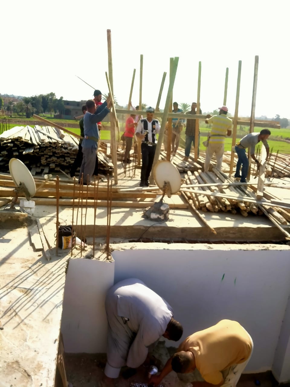 رئيس مدينة طامية : فك شدة خشبيه جاهزة لصب الخرسانة بقرية قصر رشوان