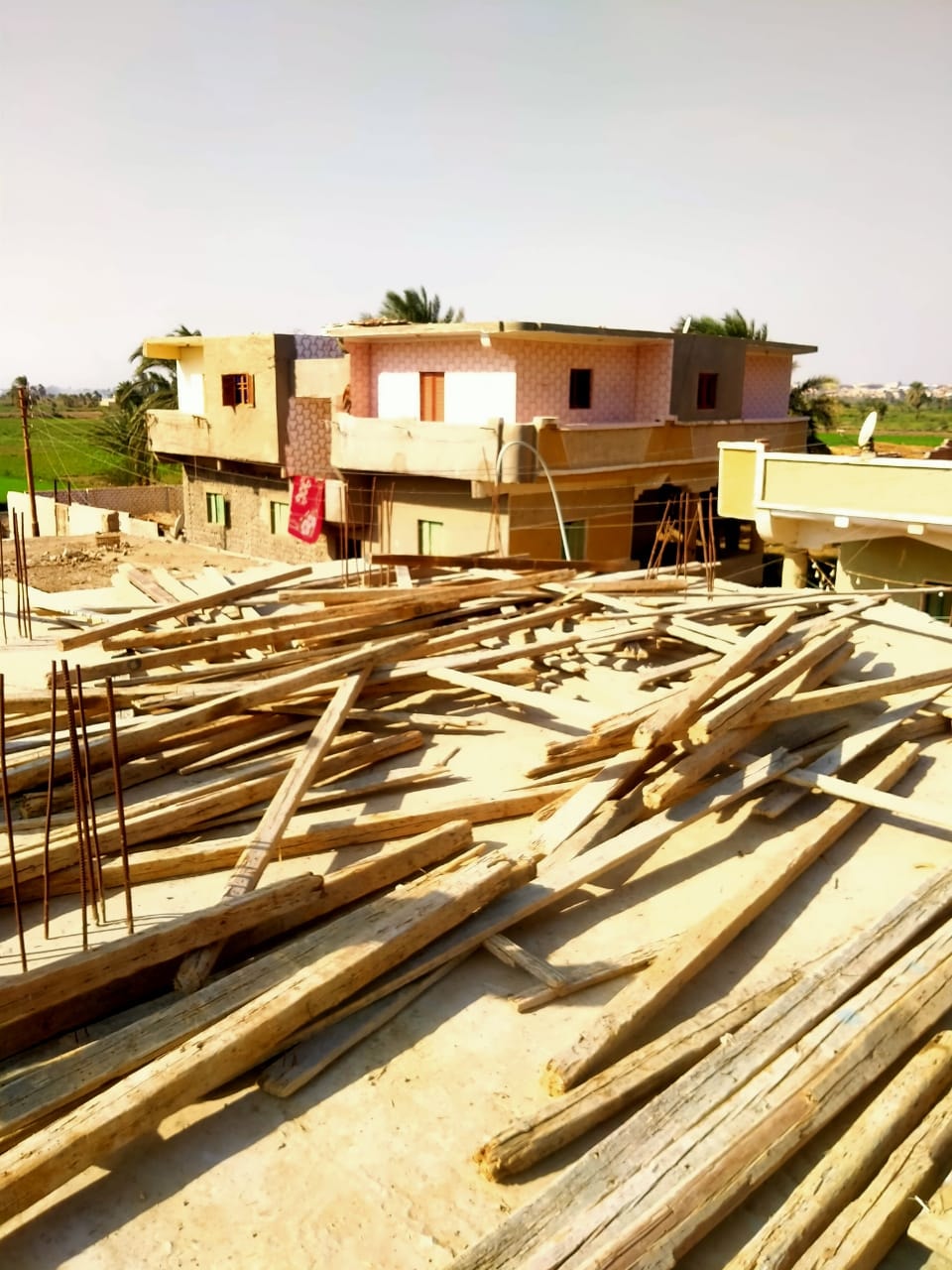 رئيس مدينة طامية : فك شدة خشبيه جاهزة لصب الخرسانة بقرية قصر رشوان