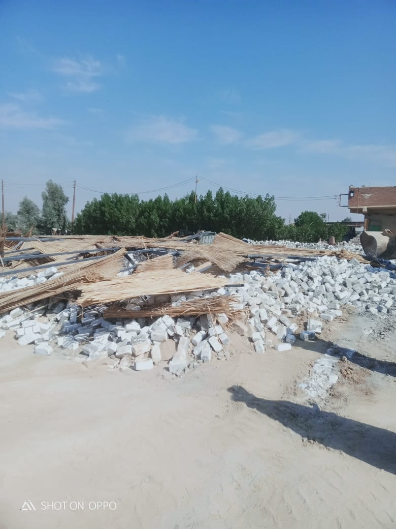 إزالة حالة تعد بالبناء المخالف بقرية كفر محفوظ بالفيوم